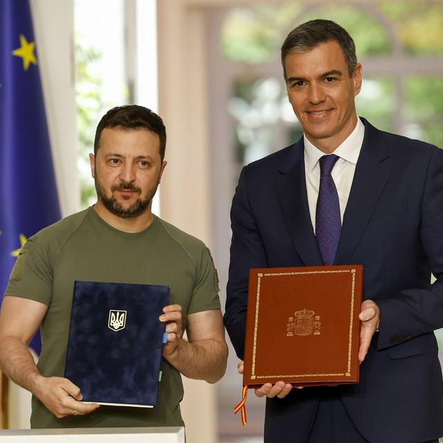 Le président ukrainien Volodymyr Zelensky avec le Premier ministre espagnol Pedro Sanchez. [Keystone - Chema Moya]