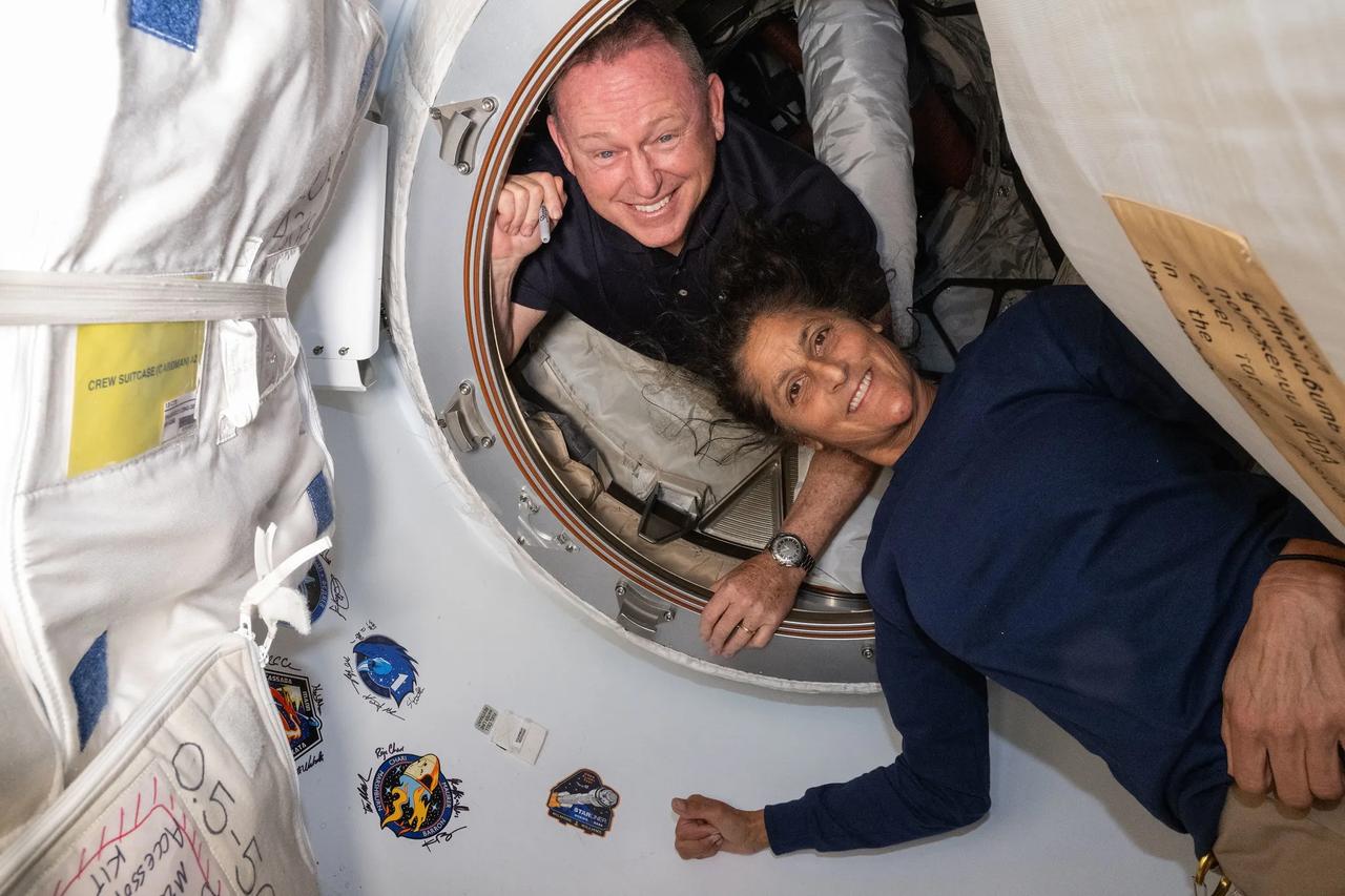 Les astronautes (à partir du haut) Butch Wilmore et Suni Williams à l'intérieur du vestibule entre le port avant du module Harmony de la Station spatiale internationale et le vaisseau spatial Starliner de Boeing, le 13 juin 2024. [KEYSTONE - NASA HANDOUT]