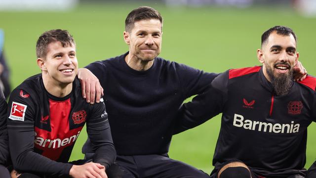 Xabi Alonso est en tête de la Bundesliga avec son Bayer Leverkusen. [Keystone - EPA/CHRISTOPHER NEUNDORF]