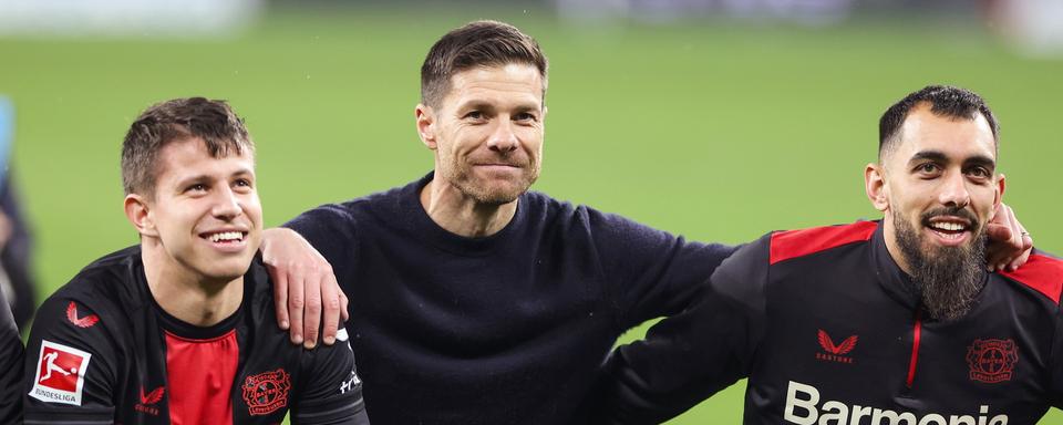 Xabi Alonso est en tête de la Bundesliga avec son Bayer Leverkusen. [Keystone - EPA/CHRISTOPHER NEUNDORF]