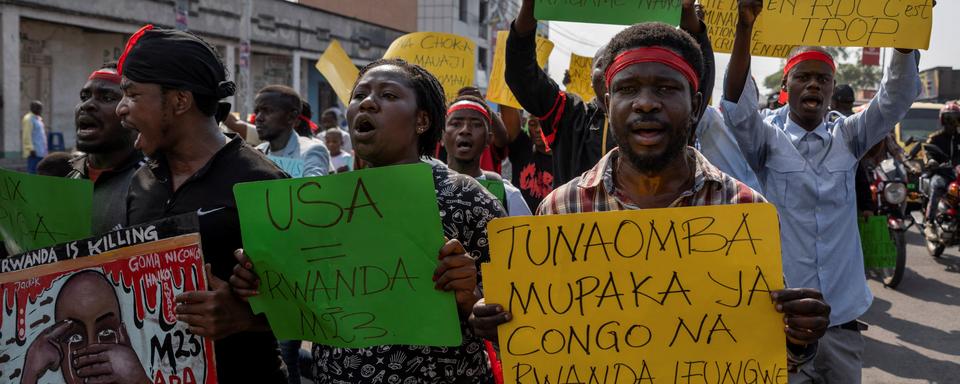 Des activistes marchant pour demander la fin du conflit entre le groupe de rebelles M23 et l'armée Congolaise. [Reuters - Arlette Bashizi]