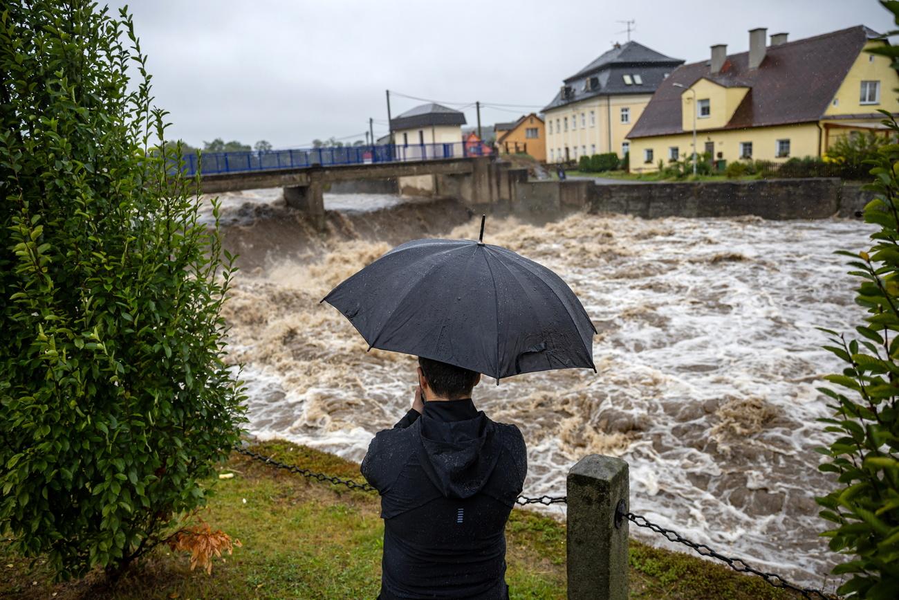 La rivière Bela déborde à Mikulovice, en République tchèque. [KEYSTONE - MARTIN DIVISEK]