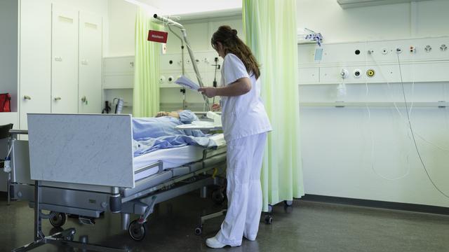 De nombreux médecins, infirmiers, infirmières témoignent d'un climat d'agressivité en hausse dans les hôpitaux ou les cabinets médicaux. [Keystone - Gaetan Bally]