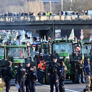 Les agriculteurs français ont continué leurs blocages d'autoroutes mercredi. [AFP - MUSTAFA YALCIN]
