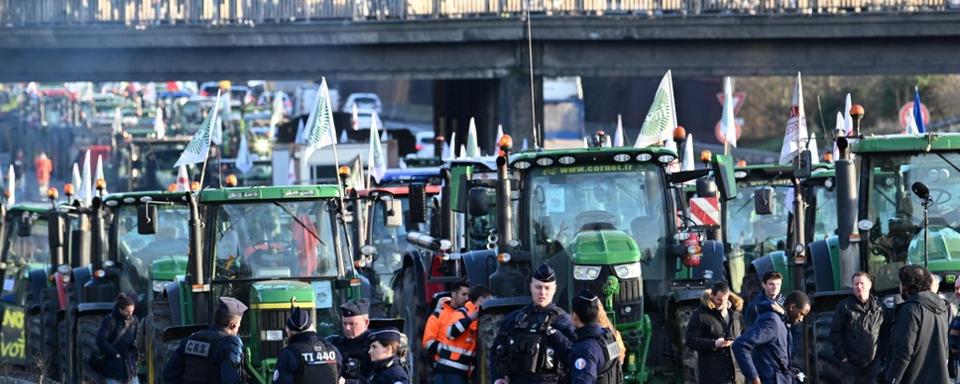 Les agriculteurs français ont continué leurs blocages d'autoroutes mercredi. [AFP - MUSTAFA YALCIN]