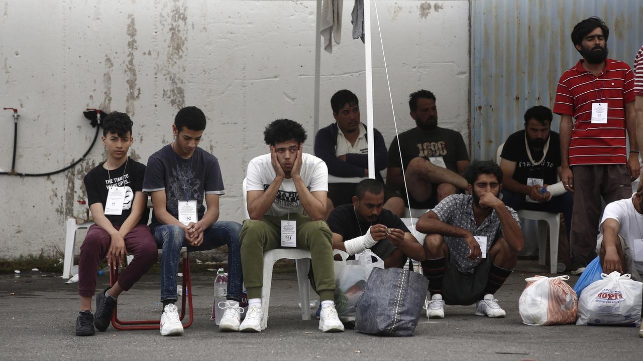 Des migrants attendent en Grèce. [Keystone - EPA/Yannis Kolesidis]