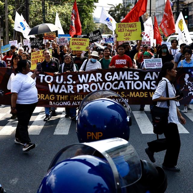 Des manifestants philippins défilent vers l'ambassade américaine lors d'un rassemblement de protestation à Manille, aux Philippines, le 11 avril 2024. [EPA/ Keystone - Francis R. Malasig]