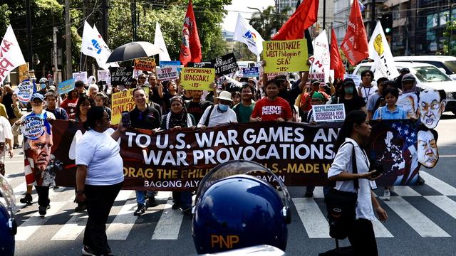 Des manifestants philippins défilent vers l'ambassade américaine lors d'un rassemblement de protestation à Manille, aux Philippines, le 11 avril 2024. [EPA/ Keystone - Francis R. Malasig]