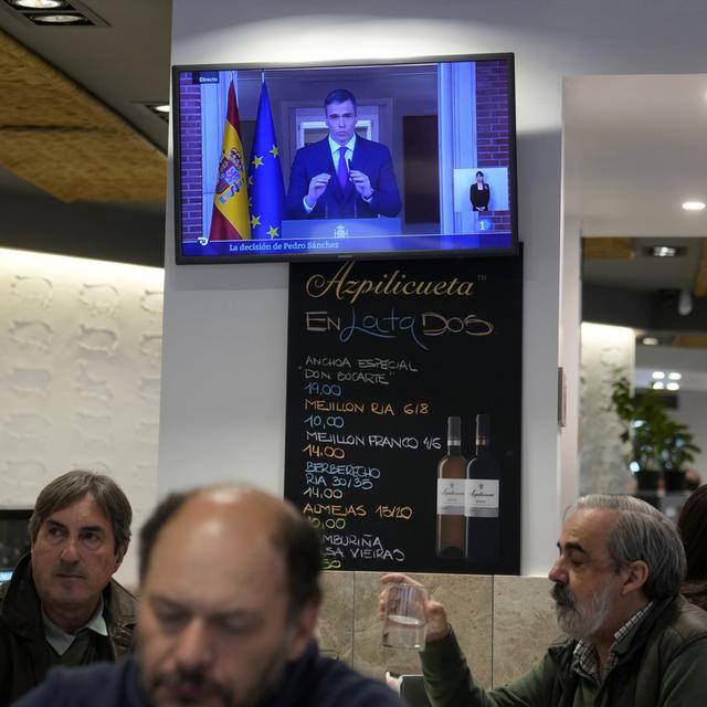 Une allocution de Pedro Sanchez sur la télé espagnole. [Keystone/AP Photo - Paul White]