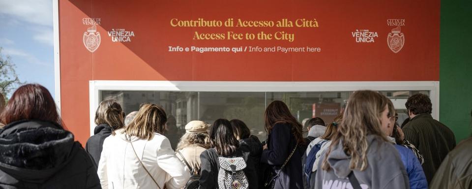 Les touristes doivent acheter depuis jeudi un billet d'entrée pour visiter Venise. [AFP - MARCO BERTORELLO]