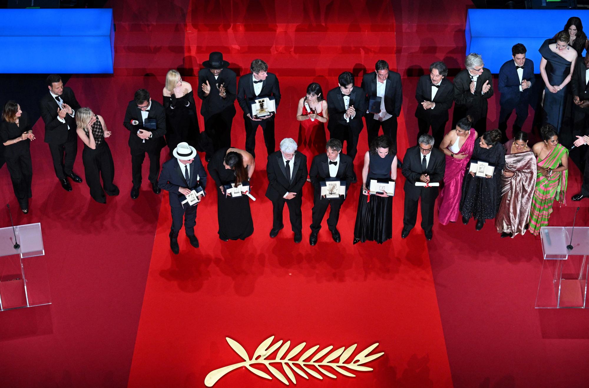 Tous les primés du 77e Festival de Cannes sur le tapis rouge lors de la cérémonie de clôture le 25 mai 2024. [AFP - Antonin THUILLIER]