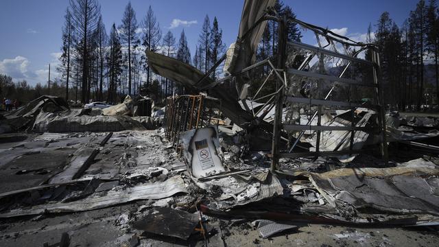 Les restes de la caserne des pompiers de Scotch Creek a subi l'assaut des flammes. [The Canadian Press via AP/Keystone - Darryl Dyck]