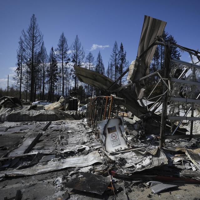 Les restes de la caserne des pompiers de Scotch Creek a subi l'assaut des flammes. [The Canadian Press via AP/Keystone - Darryl Dyck]