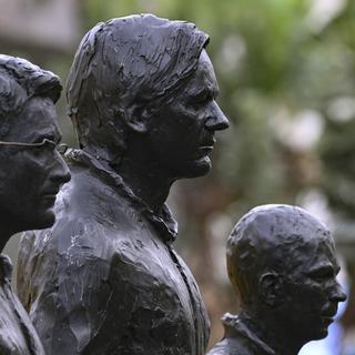 Des statues d'Edward Snowden, Julian Assange et Chelsea Manning, trois ''whistleblowers'' qui ont alerté l'opinion publique sur la surveillance globale coordonnée par les États-Unis. [Keystone/EPA - Ciro Fusco]