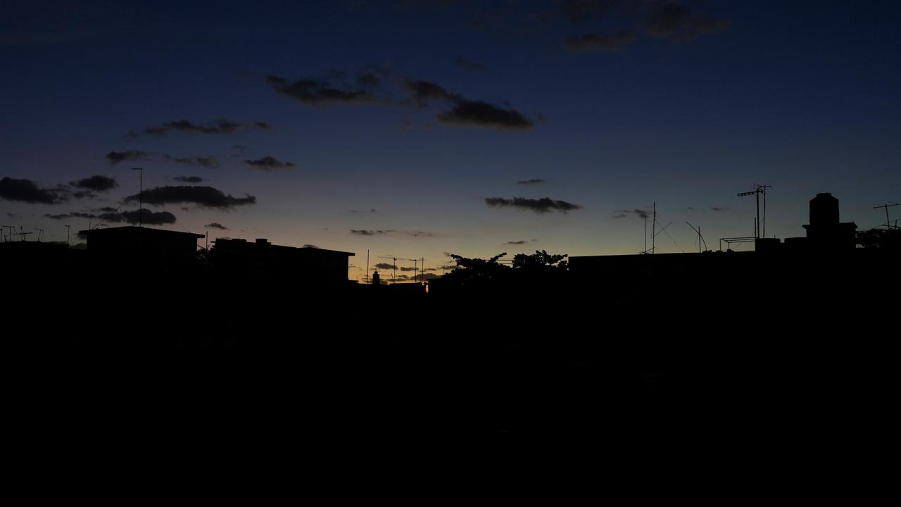 Vue du ciel au petit matin lors de l'effondrement du réseau électrique national, à La Havane, Cuba, le 4 décembre 2024. [REUTERS - Alexandre Meneghini]