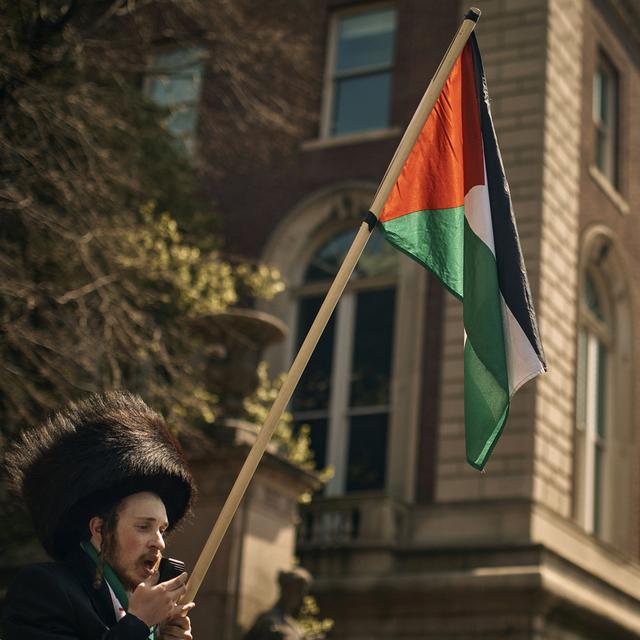 Un juif ultra-orthodoxe avec un drapeau palestinien. [Keystone/AP Photo - Andres Kudacki]