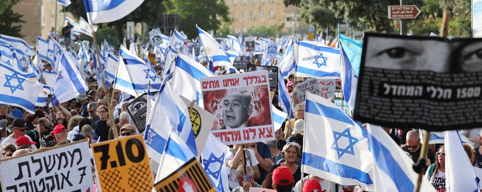 Des manifestants en Israël demandent depuis plusieurs jours la démission de Benjamin Netanyahou et de son gouvernement à cause de l'échec du retour des otages. [Keystone/EPA - Abir Sultan]