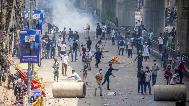 Au Bangladesh, des étudiants manifestent depuis une le 1er juillet pour la fin du système des quotas d'embauche dans la fonction publique. [EPA / Keystone - MONIRUL ALAM]