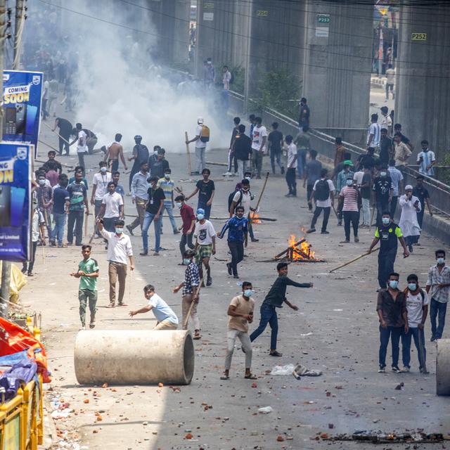 Au Bangladesh, des étudiants manifestent depuis une le 1er juillet pour la fin du système des quotas d'embauche dans la fonction publique. [EPA / Keystone - MONIRUL ALAM]
