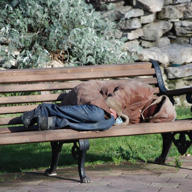 Vac urgences sociales 1/5: un sdf sur un banc. [Depositphotos - olgalanddis]