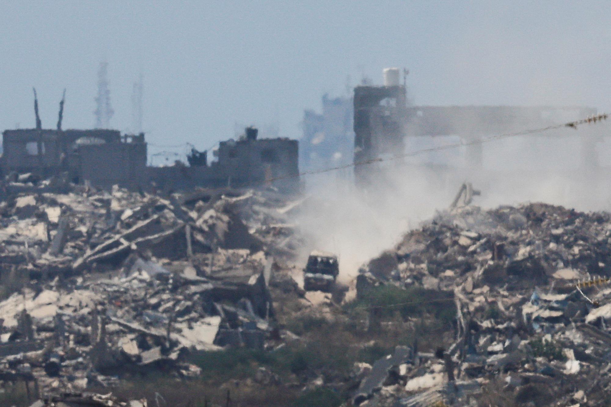 Un véhicule militaire israélien dans des ruines à Gaza. [REUTERS - Amir Cohen]
