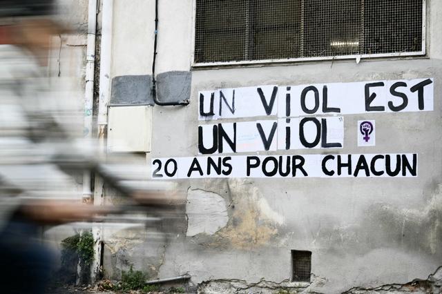 Des collages de collectifs féministes ont fleuri dans la nuit dans les rues, y compris en face du Palais de Justice. Avignon, le 25 novembre 2024. [AFP - CHRISTOPHE SIMON]