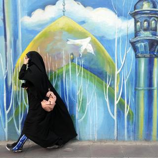 Une femme complètement voilée à Téhéran en Iran. [Keystone/AP Photo - Vahid Salemi]