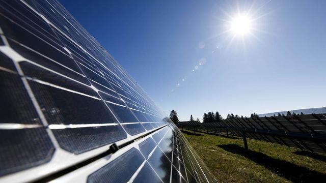 Des panneaux solaires de la station solaire du Mont-Soleil sont photographiés à Saint-Imier (BE) en 2017. [Keystone - Valentin Flauraud]