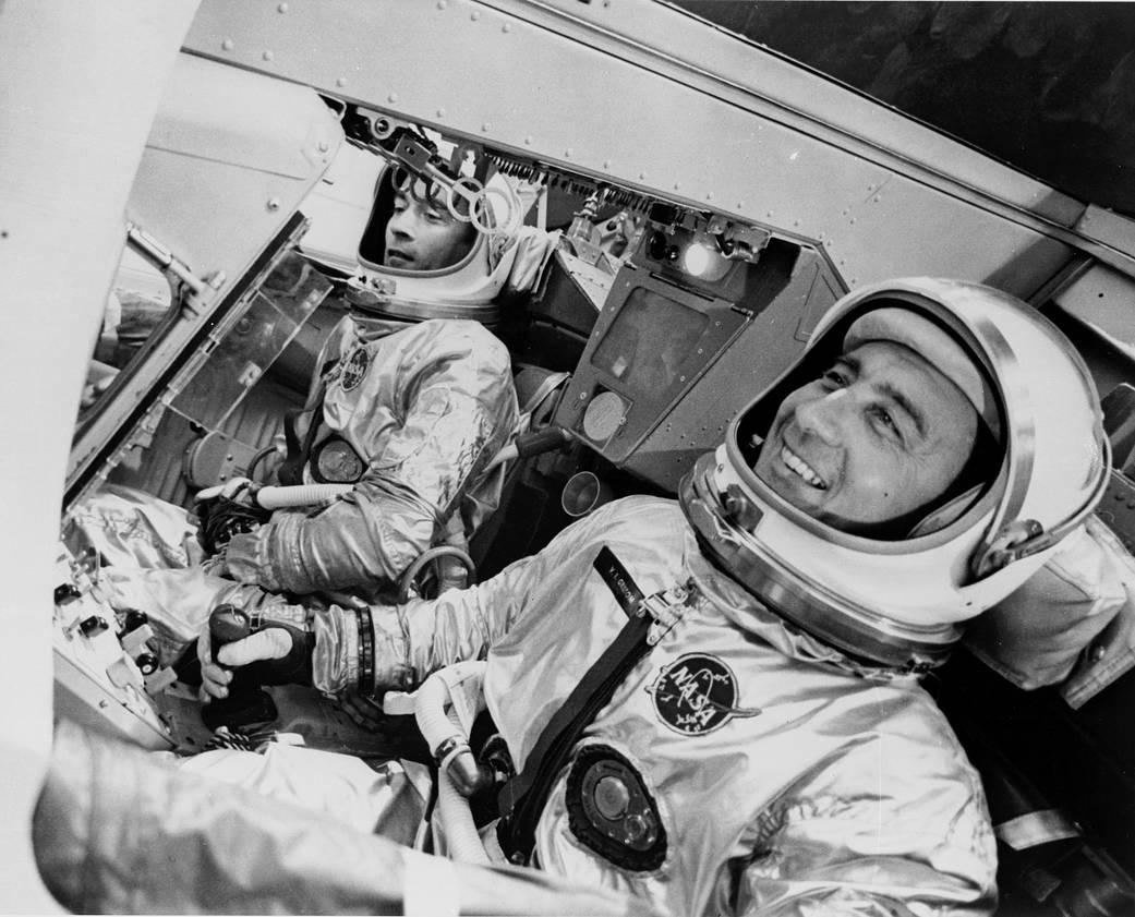 Le 23 mars 1965, les astronautes Virgil I. "Gus" Grissom et John W. Young ont participé au premier vol Gemini avec équipage, Gemini III. Cette photo a été prise dans le simulateur du vaisseau spatial à l'usine McDonnell de St. Louis, dans le Missouri. [NASA - MSFC archives]