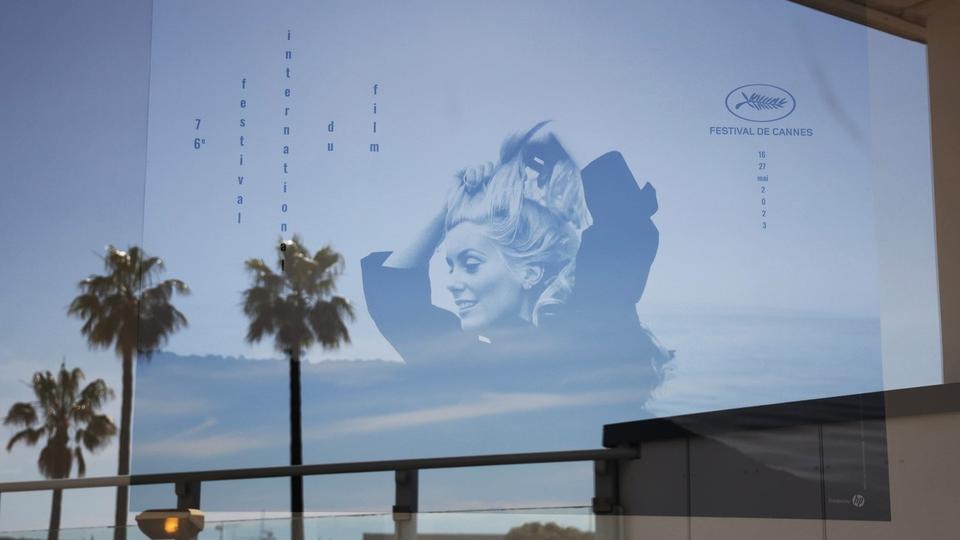 Affiche du Festival de cinéma de Cannes 2023 avec Catherine Deneuve. [Keystone - Mohammed Badra]