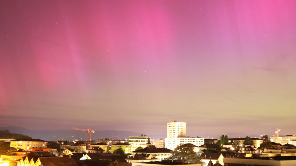 Des aurores boréales étaient visibles samedi depuis Chavannes-près-Renens dans le canton de Vaud. [Aline Schaub]