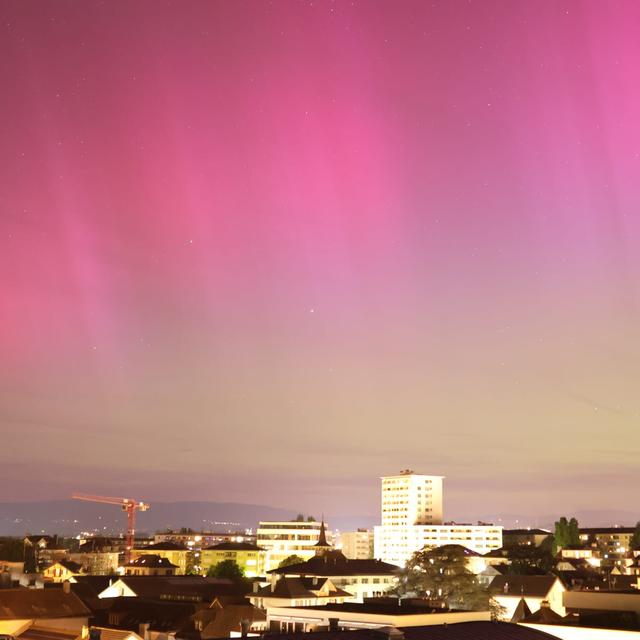 Des aurores boréales étaient visibles samedi depuis Chavannes-près-Renens dans le canton de Vaud. [Aline Schaub]