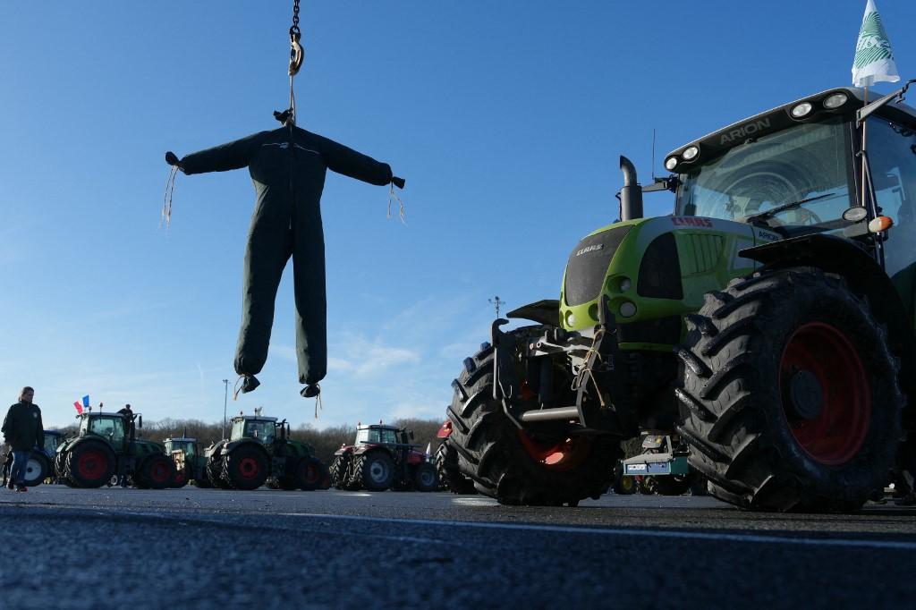 Les agriculteurs français menacent de bloquer les accès à Paris lundi dès 14h00. [AFP - Dimitar DILKOFF]