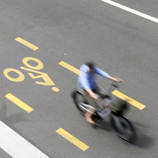 Selon une étude, les accidents à vélo électrique sont bien plus graves qu'à bicyclette. [Keystone - Salvatore Di Nolfi]