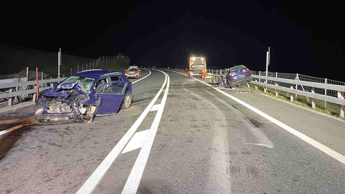 Un homme et une femme ont perdu la vie dans une collision frontale entre deux véhicules sur l'autoroute A13 près d' Andeer (GR). [https://www.gr.ch/]