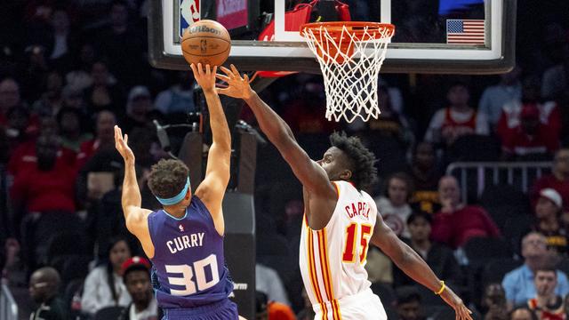 Clint Capela (droite) a eu droit à 22' de temps de jeu face aux Hornets. [KEYSTONE - JASON ALLEN]