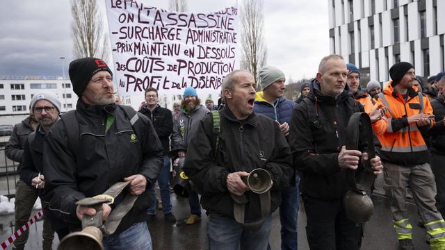 Les paysans suisses sont allés manifester à Berne devant le site de l'Ofag. [Keystone - Peter Schneider]