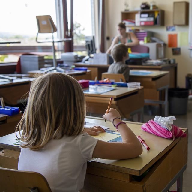 Neuchâtel va tester l'école à journée continue. [Keystone - Martial Trezzini]