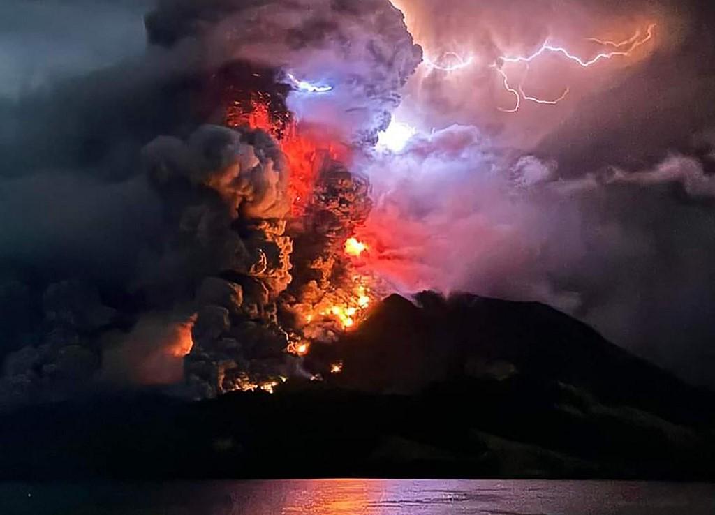 Le volcan Ruang crachant de la lave chaude et de la fumée, vu du district de Sitaro, dans la province indonésienne de Sulawesi du Nord. [AFP - Center for Volcanology and Geological Hazard Mitigation]
