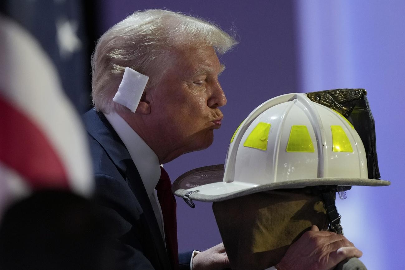 Donald Trump a embrassé le casque du pompier tué lors de son meeting en Pennsylvanie samedi dernier. [KEYSTONE - MATT ROURKE]