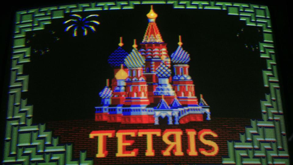 Le jeu vidéo de puzzle soviétique Tetris a été créé en 1984 pour ordinateur, puis a été adapté pour les bornes d'arcades, plusieurs consoles et aussi sur smartphone. [Keystone/AP Photo - Mark Kennihan]