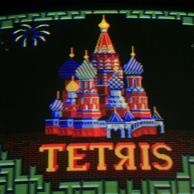 Le jeu vidéo de puzzle soviétique Tetris a été créé en 1984 pour ordinateur, puis a été adapté pour les bornes d'arcades, plusieurs consoles et aussi sur smartphone. [Keystone/AP Photo - Mark Kennihan]