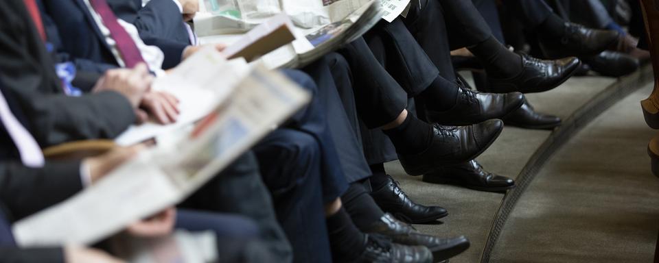 Des parlementaires en pleine lecture de journaux. [KEYSTONE - Peter Klauzner]