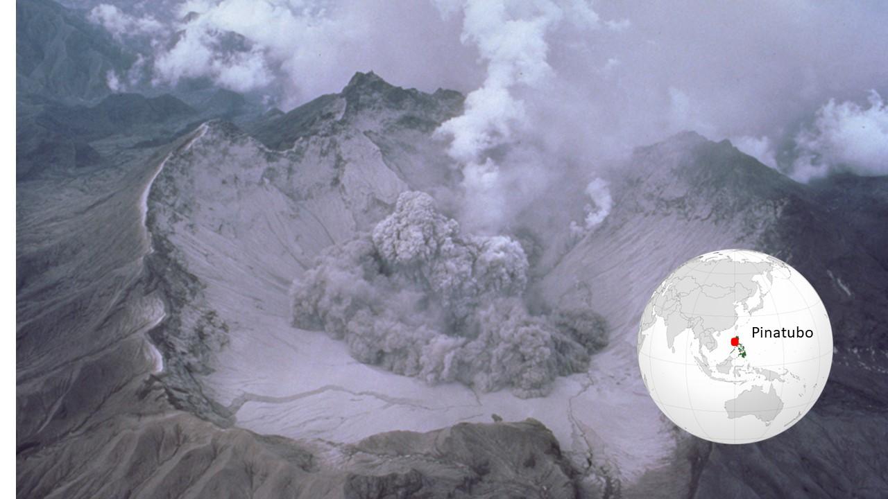 Vue aérienne du début de l'éruption du Pinatubo le 1er août 1991 [Wikipedia - T. J. Casadevall]