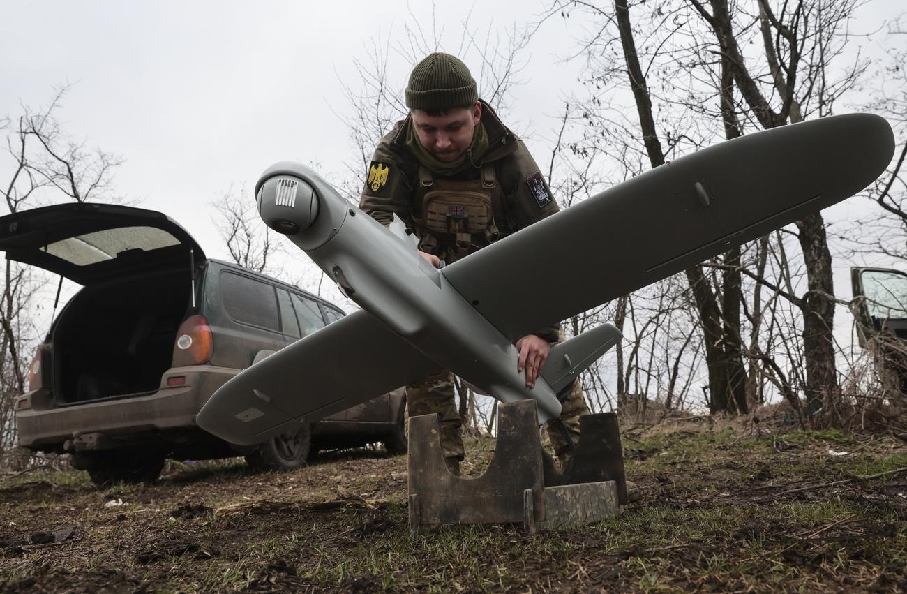 Un soldat ukrainien prépare un drone. [KEYSTONE - KATERYNA KLOCHKO]
