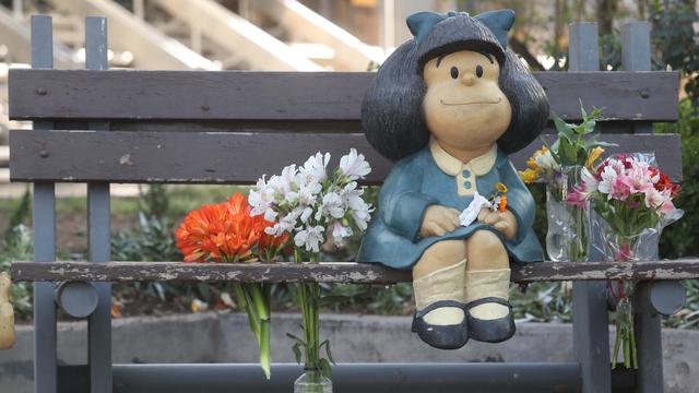 En Argentine à Mendoza, la statue de Mafalda, héroïne de la BD de Quino, le jour de sa mort le 30 septembre 2020. [Keystone - Marcelo Ruiz]