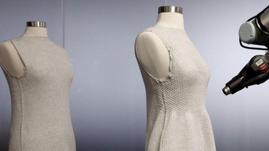 Ces robes ont été faites avec des textiles qui peuvent s'adapter à la morphologie des gens. [MIT Self-Assembly Lab x Ministry of Supply - DR]