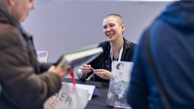 La bédéaste Léonie Bischoff au Salon du livre de Genève en 2024. [Salon du livre de Genève - Pierre Albouy]