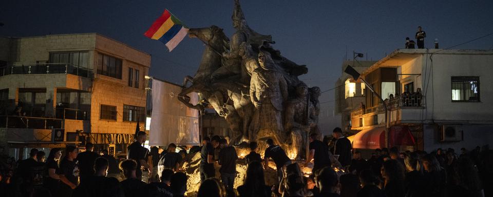 Des gens se recueillent après la mort d'enfant suite à un tir de roquette dans le Golan. [Leo Correa - AP Photo]