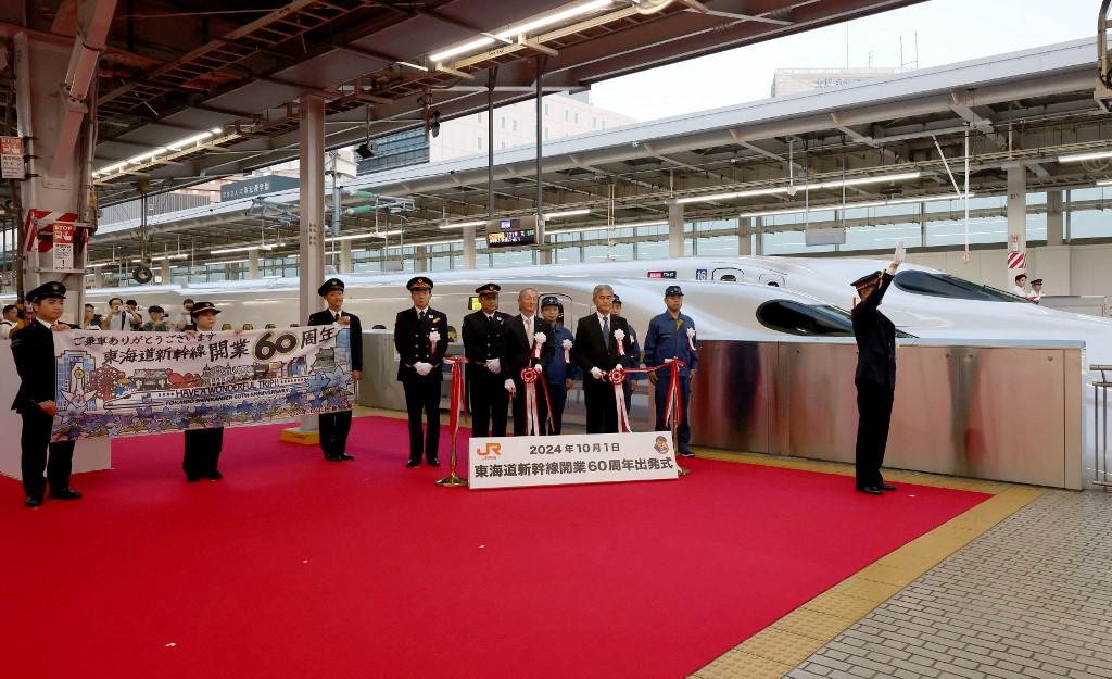 Une cérémonie pour les 60 ans du Shinkansen le 1er octobre 2024 dans la gare de Shin-Osaka. [The Yomiuri Shimbun via AFP - NAOYA MASUDA]